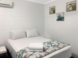 Una pequeña habitación con una cama con toallas. en Arcadia Beach Unit 3, en Arcadia 12 fotos más