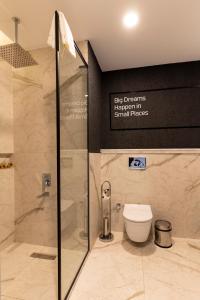 薩卡里亞的住宿－Hotel Bonvie，带淋浴和卫生间的浴室