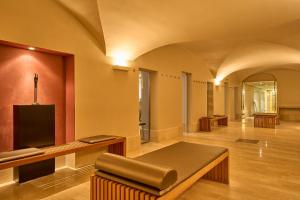 A television and/or entertainment centre at Limmathof Baden - Historisches Haus & Spa