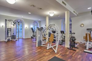 un gimnasio con varias cintas de correr y máquinas elípticas en Limmathof Baden - Historisches Haus & Spa, en Baden