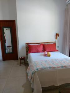 un dormitorio con una cama con dos animales de peluche en Cafofo de Dri en Ilha de Boipeba