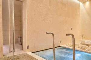 A bathroom at Limmathof Baden - Historisches Haus & Spa