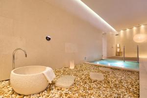 A bathroom at Limmathof Baden - Historisches Haus & Spa