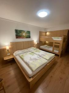 フューゲンにあるAstrid Schneebergerのベッドルーム1室(ベッド2台、二段ベッド2組付)