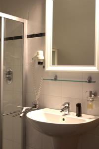 un bagno con lavandino, specchio e doccia di Ferienwohnung Landgang 25494 a Weener Altre 17 foto