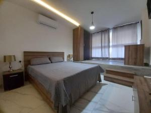 Un dormitorio con una cama grande y una ventana en Brand new 1 bedroom studio flat, en Gudja