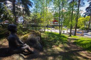 Ein Garten an der Unterkunft Hotel Linnasmäki