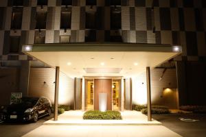 un coche aparcado delante de un edificio por la noche en Hotel Inside Numazu Inter, en Numazu