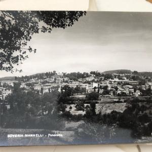 una vieja foto en blanco y negro de un pueblo en L'arco di corso Garibaldi 202 en Soveria Mannelli
