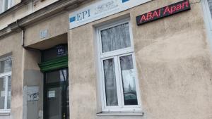 ein Gebäude mit einem Schild an der Seite in der Unterkunft ABAI Apartments 1150 only WWW-On-line-Check-in & SelfService in Wien