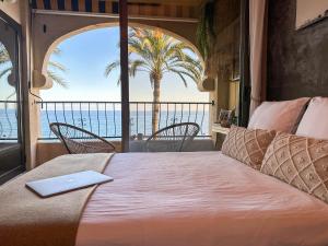 Ce lit se trouve dans un dortoir offrant une vue sur l'océan. dans l'établissement Orilla de Mar: Vistas de ensueño en Cala Almadraba, à El Campello