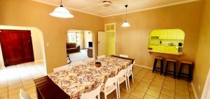 Kuchyň nebo kuchyňský kout v ubytování Cavu - Sleeps 10 - Ideal Location!