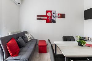 uma sala de estar com um sofá e uma mesa em Modern apartment in Bologna by Wonderful Italy em Bolonha