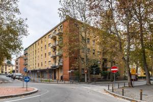 una strada vuota di fronte a un edificio di Modern apartment in Bologna by Wonderful Italy a Bologna