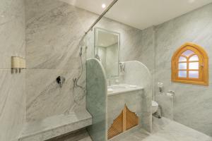La salle de bains est pourvue d'une douche, d'un lavabo et de toilettes. dans l'établissement La Maison Arabe Hotel, Spa & Cooking Workshops, à Marrakech