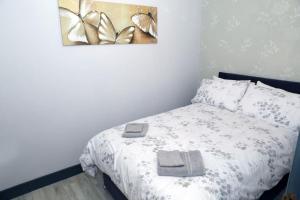 a bedroom with a bed with a picture on the wall at The perfect stay, 2 bedroom, great location. in Stoke Golding