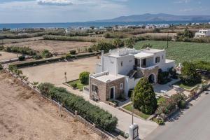 una vista aérea de una casa blanca con patio en Zefyros Studios en Plaka