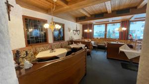 Restauracja lub miejsce do jedzenia w obiekcie Hotel Alpenrose