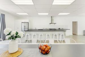 Køkken eller tekøkken på Deluxe 280sqm 3 bedroom with Pool Table - 200m to beach