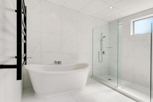 Et badeværelse på Deluxe 280sqm 3 bedroom with Pool Table - 200m to beach + 26 billeder