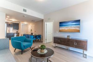 uma sala de estar com um sofá e uma mesa em 4013 Vista Cay em Orlando