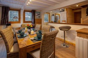 夏慕尼白朗峰的住宿－Chalet des Favrands，一间带木桌和椅子的用餐室