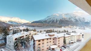 vista su un resort con montagne innevate di Abitaziun Caspar Badrutt 306 - St Moritz a Sankt Moritz
