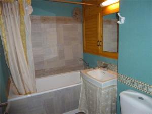 a bathroom with a tub and a sink and a bath tub at Studio pour 4 avec accès direct aux pistes - FR-1-602-18 in Arette
