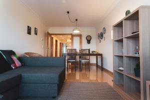 ein Wohnzimmer mit einem Sofa und einem Esszimmer in der Unterkunft Best Houses 13 - Peniche Great Location in Peniche