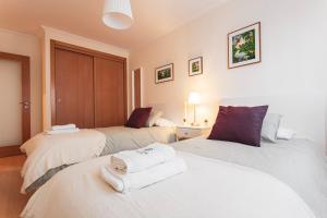 pokój z 2 łóżkami i ręcznikami w obiekcie Best Houses 13 - Peniche Great Location w mieście Peniche