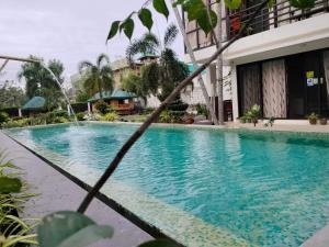 uma piscina em frente a um edifício em Casa Herminia Baler em Baler