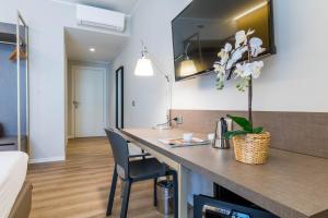 A kitchen or kitchenette at ALTIDO San Cristoforo - Terrace, Gym & SPA