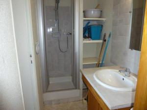 un bagno con doccia e lavandino di Arette : Apt 4/5 pers, au pied des pistes, ascenseur, parking, micro-ondes/grill - FR-1-602-107 ad Arette