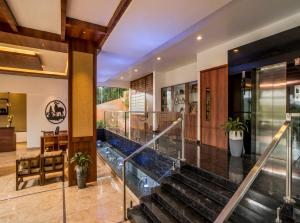 een trap in een huis met een lobby bij WILD AVENUE RESORT & SPA in Thekkady