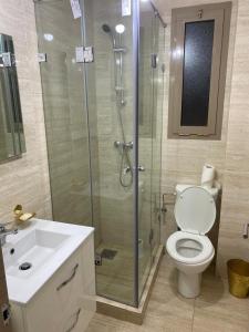 uma casa de banho com um chuveiro, um WC e um lavatório. em Prestigia jade Marrakech ENTREE 191 APPARTEMENT 9 em Marraquexe