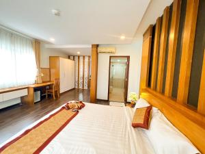 Un pat sau paturi într-o cameră la Legacy Hotel