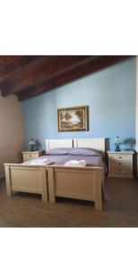 a bedroom with a bed and a blue wall at L' Antica Trebbia - Rooms in Caltanissetta