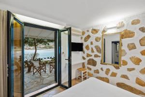 TV a/nebo společenská místnost v ubytování Erofili Beach Hotel