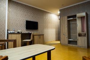 Televiisor ja/või meelelahutuskeskus majutusasutuses Inga Hotel Yerevan
