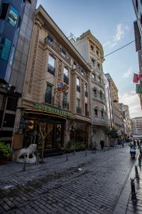 uma rua de calçada em frente a um edifício em Laleli Blue Marmaray Hotel em Istambul
