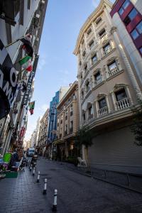イスタンブールにあるLaleli Blue Marmaray Hotelの建物のある街路