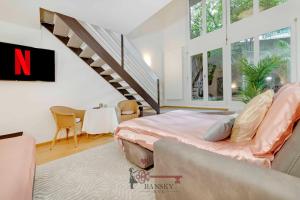 ein Schlafzimmer mit einem großen Bett und einer Treppe in der Unterkunft DUPLEX LOFT IN LUGANO CENTER with Garden, Wi-Fi -By EasyLife Swiss in Lugano