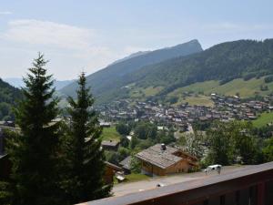 Blick auf eine kleine Stadt in den Bergen in der Unterkunft Appartement Le Grand-Bornand, 3 pièces, 6 personnes - FR-1-241-62 in Le Grand-Bornand