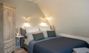 1 dormitorio con 1 cama azul y 2 almohadas en Villa federleicht, en Medebach