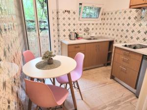Kuchyňa alebo kuchynka v ubytovaní Cute Nikis Apartment VIPGreece