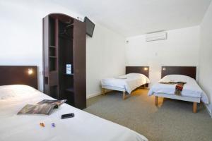 Postel nebo postele na pokoji v ubytování Couett' Hotel Rumilly