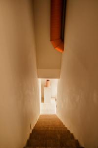 una escalera que conduce a una habitación con ventana en BOS*COS APARTMENTS, en Sevilla