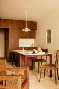 cocina con mesa y algunas sillas en BOS*COS APARTMENTS, en Sevilla