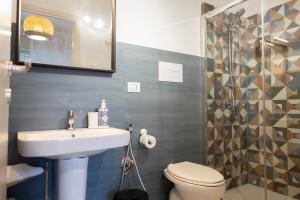 La salle de bains est pourvue d'un lavabo, de toilettes et d'une douche. dans l'établissement Baronetto B&B, à Cefalù