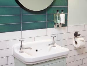 bagno con lavandino e specchio di Castle Hotel by Chef & Brewer Collection a Leicester